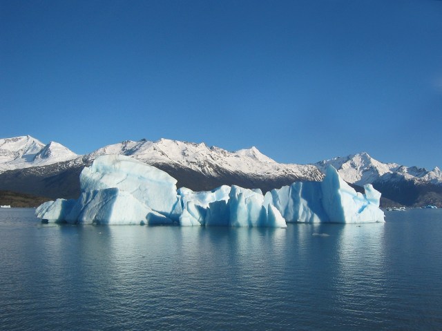 Glacial_iceberg_in_Argentina